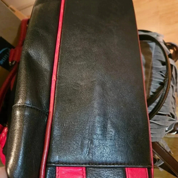 Silver Rose | Vintage Retro Black  and Red Leather Shoulder Bag - Picture 6 of 16